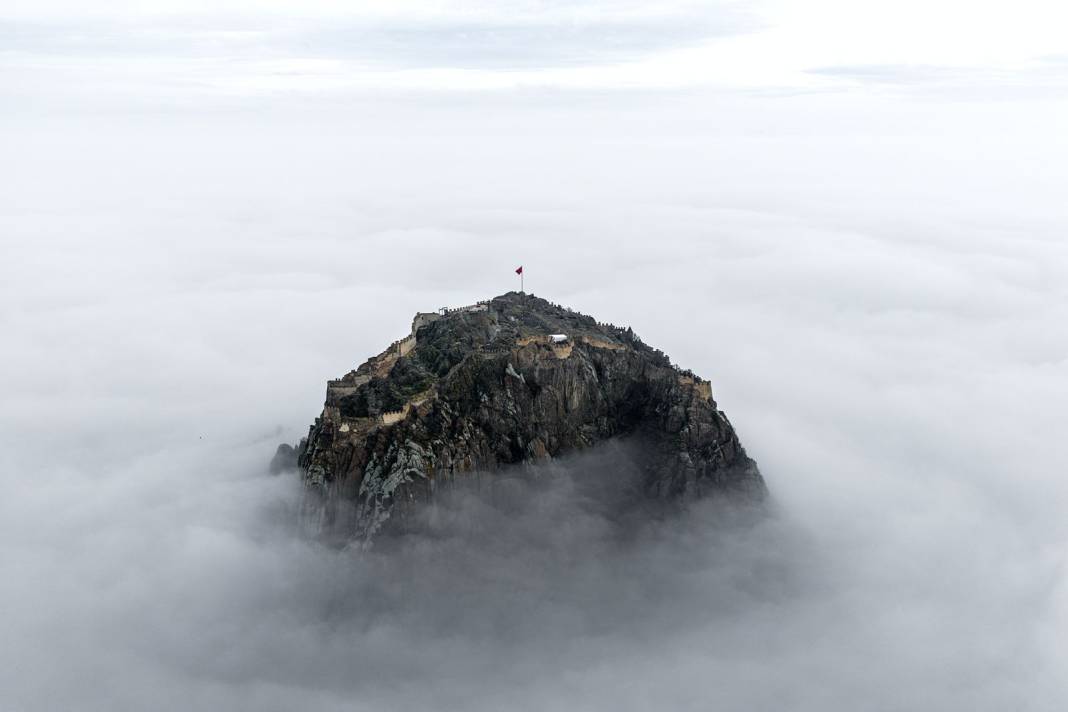 Yüzüklerin Efendisi sahnesi değil, burası Türkiye! Şehir kayboldu, tarihi kale 'Gökyüzü Adası'na dönüştü 7